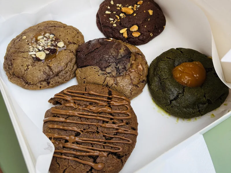 Photo jointe à l'avis : une boîte de cinq cookies