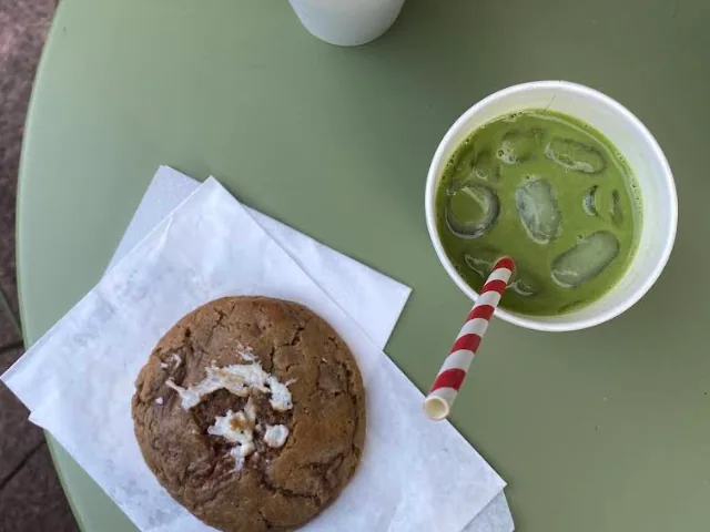 Photo jointe à l'avis : deux matchas glacés et un cookie sur une table verte