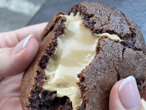 Photo jointe à l'avis : un cookie au chocolat ouvert sur son cœur coulant