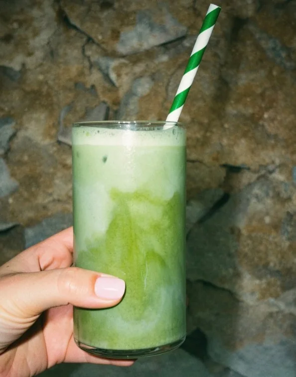 Un matcha latte, paille rayée verte et blanche